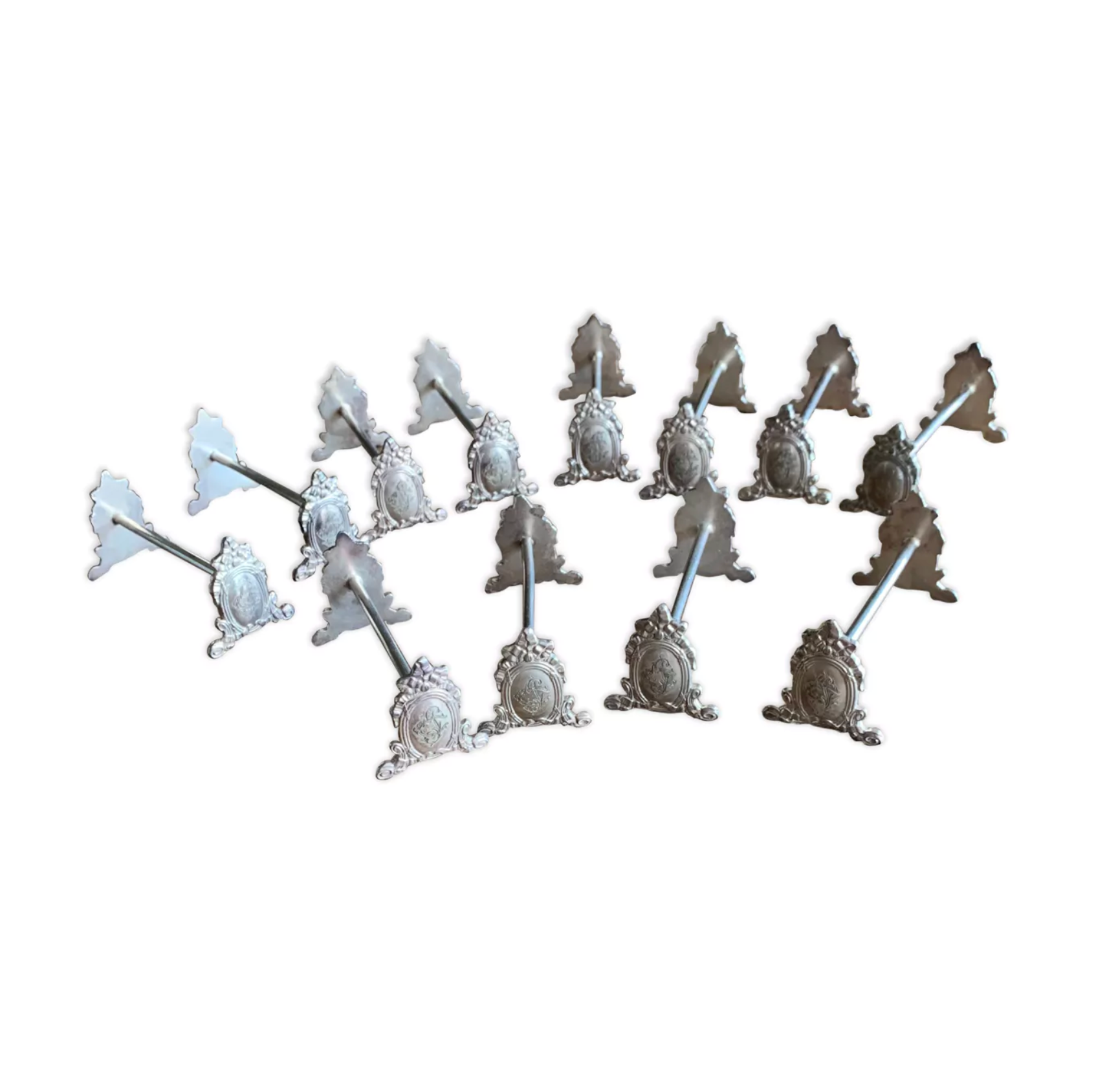 Série de 12 porte-couteaux en métal argenté monogrammé