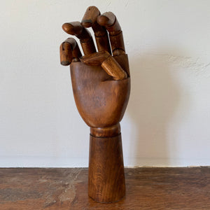 Main articulée en bois