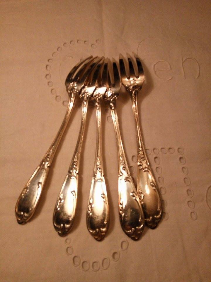 Couverts en métal argenté poinçonnés, 5 fourchettes à poisson. - Modus Vivendi Antiques