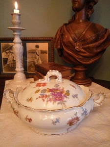 Plat couvert, légumier en porcelaine à décor fleuri polychrome et or - Modus Vivendi Antiques